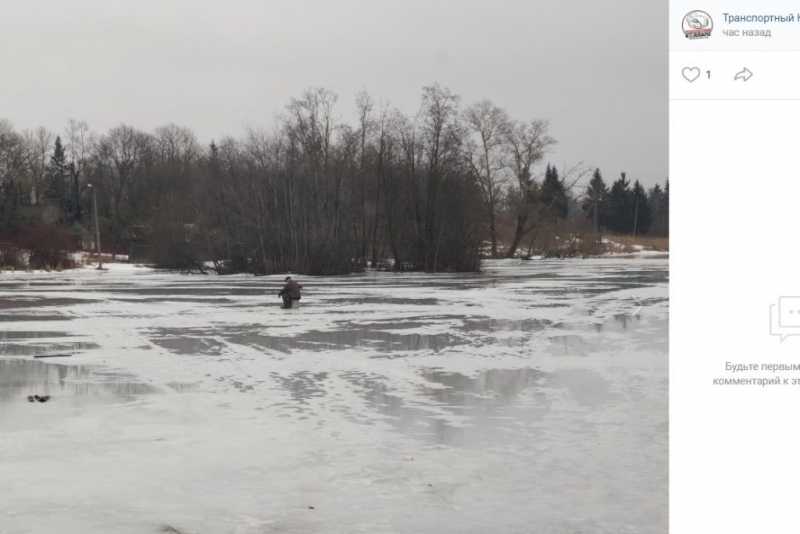 Двое рыбаков шокировали жителей Красного Села рыбалкой на тонком льду