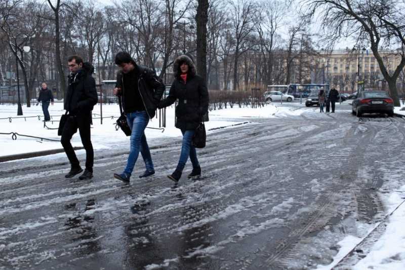 Петербуржцев предупредили о гололеде и небольшом снегопаде в четверг