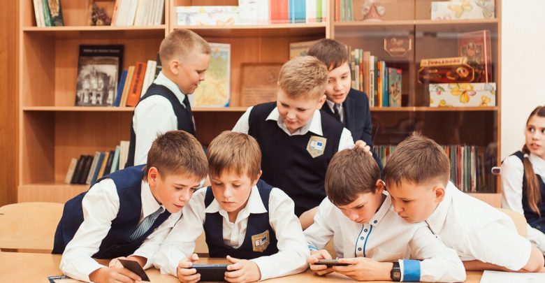 Всех российских школьников необходимо переводить на пятидневную учебную неделю вместо шестидневной, чтобы они могли…