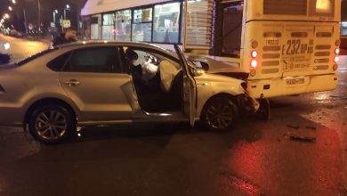 Поло ударил автобус на пересечении Тимуровской улицы и Светлановского проспекта