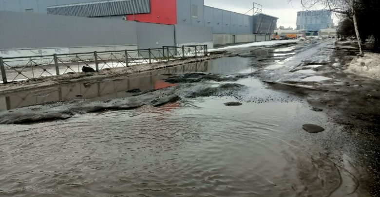 Новости нашего Мегаполиса: 1. Вместе со снегом на петербургских дорогах тает асфальт, машины теряют…