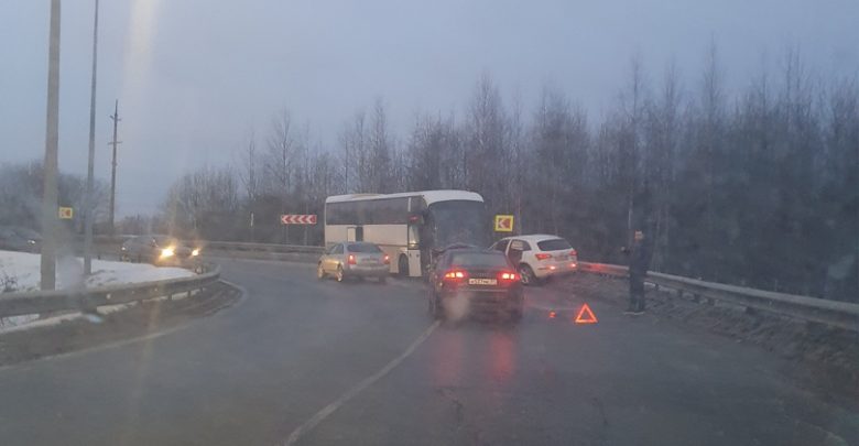 Автобус не вошёл в поворот на путепроводе к Мега Дыбенко и выехал на встречную…