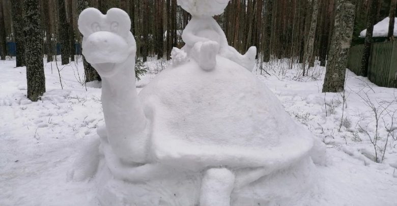 В поселке Комарово курортного района появились снежные львёнок и черепаха из известного мультфильма. Снежные…