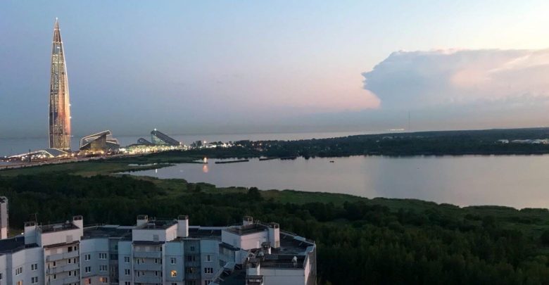 Вчера вечером петербуржцы в Приморском районе заметили облака необычной…