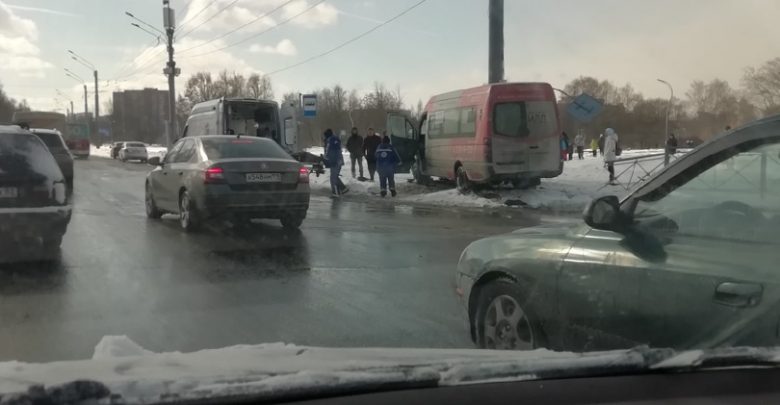 На перекрёстке Светлановского и Луначарского Микроавтобус снёс ограждение. Водителя увозит скорая