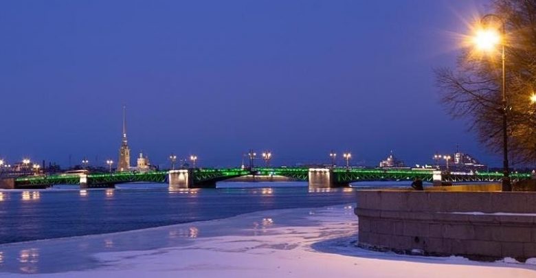 Сегодня вечером Дворцовый мост облачился в зеленый цвет в честь Дня святого Патрика. Зеленая…