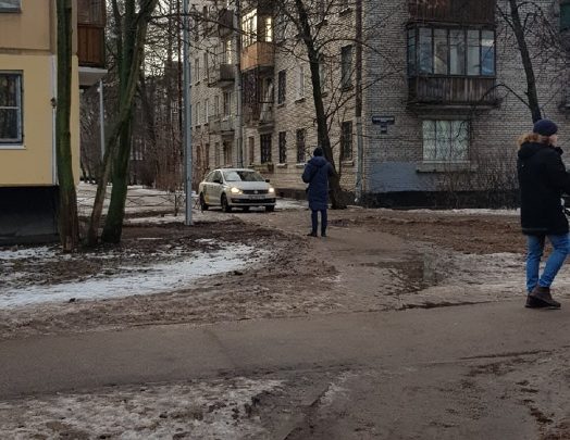 Сегодня во дворах на Новоизмайловском таксист решил срезать дорогу по пешеходной зоне, сгоняя мам…