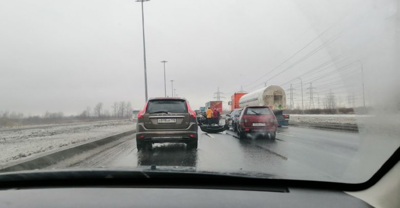 Авария на Софийской улице в сторону Усть Ижорского шоссе