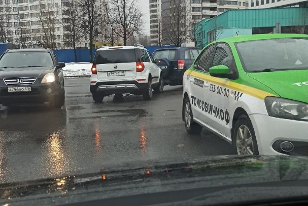 Шкода поцеловала Сузуки на выезде со дворов на Маршала Тухачевского, чем затруднили въезд и…