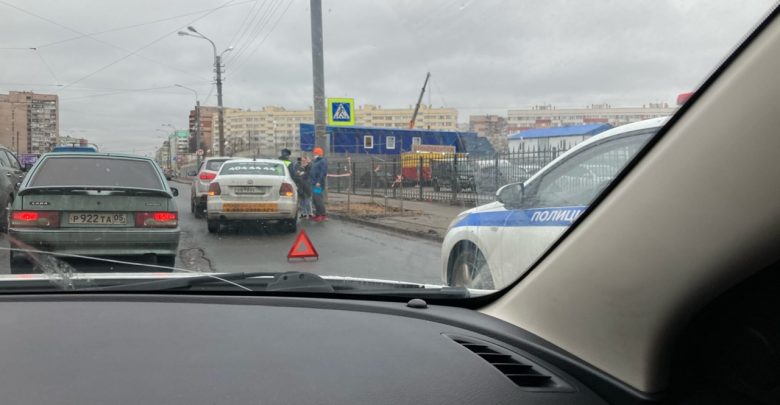 Ситимобил треснул бампер даме на проспекте Маршала Казакова