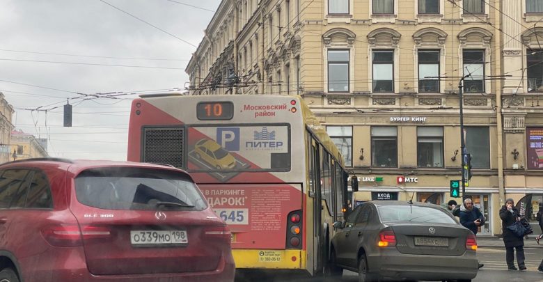 С Невского на Малую Морскую улицу водитель автобуса АО «Третий Парк» решил повернуть направо…