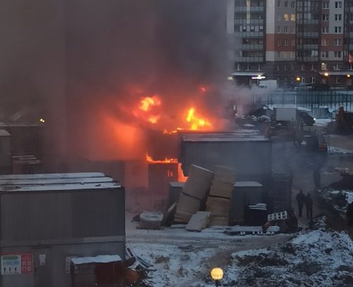 Пожар на стройке Шуваловский 37к2, горят вагончики строителей, дым замечен около
