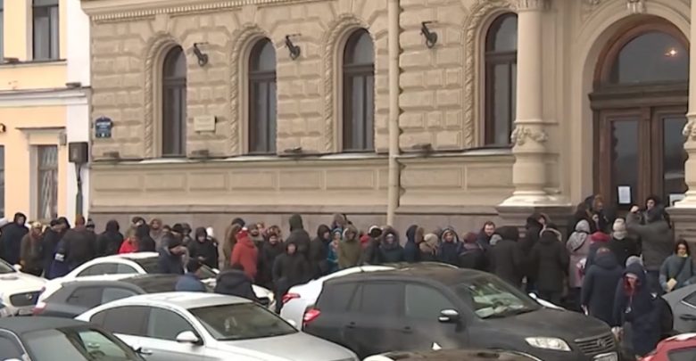 Петербуржцы выстроились в огромную очередь у ЗАГСа, чтобы выбрать желаемую дату свадьбы