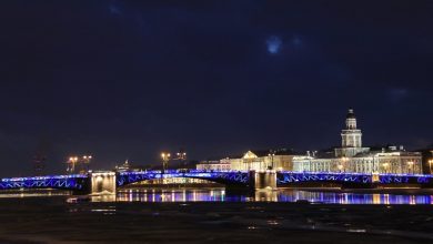 Дворцовый мост окрасился в цвета греческого флага в честь Дня независимости государства