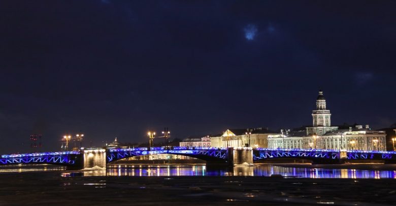 Дворцовый мост окрасился в цвета греческого флага в честь Дня независимости государства