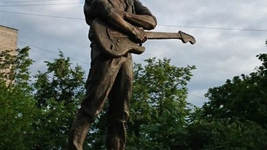 В сквере на пересечении проспекта Ветеранов и улицы Танкиста Хрустицкого появился памятник музыканту и…