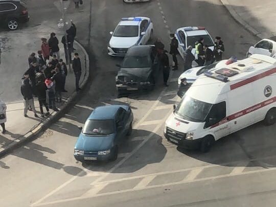 На ДТП с БМВ, вьехавшей в зад десятке у Кировского универмага приехали 4 полицейских…