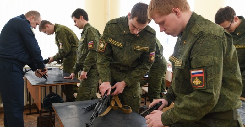 Во всех государственных вузах России могут создать военные учебные центры. Такое предложение обсуждается со…