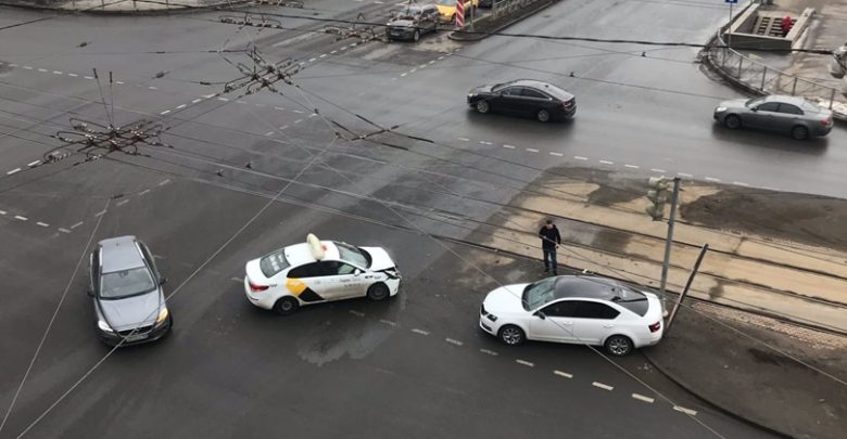 Октавия не проскочила перед такси на перекрëстке Кантемировской и Лесного проспекта