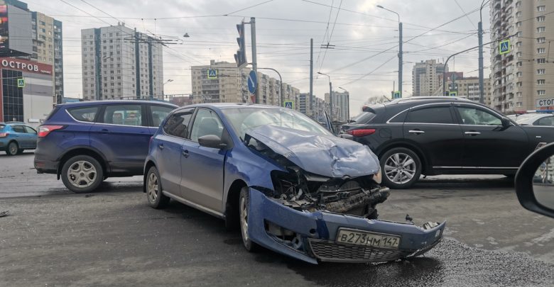Авария на перекрёстке Индустриального и Косыгина. ДПС на месте, мешаются проезду
