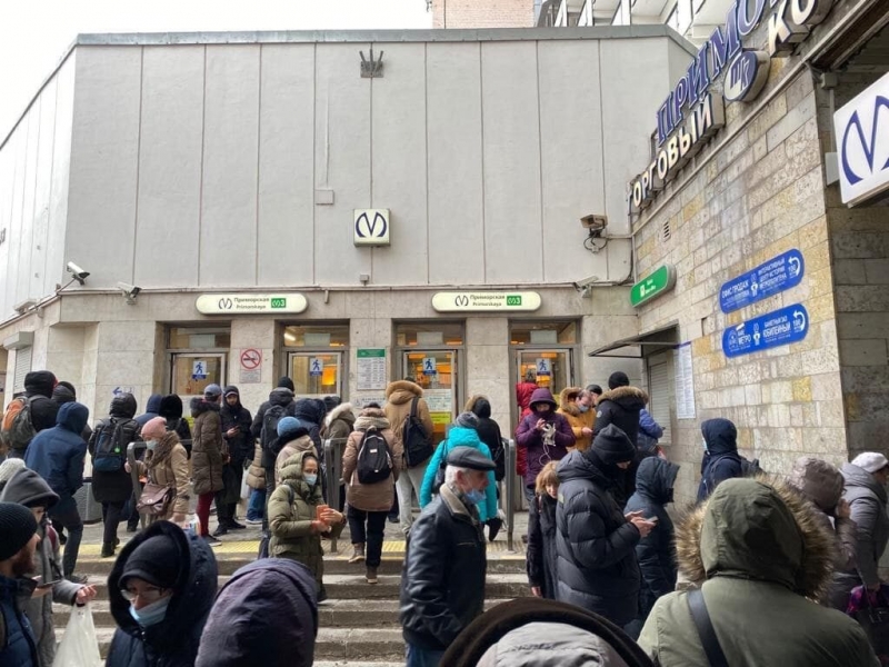 Дым, закрытое метро, пробки и такси по сумасшедшей цене: спешащим в четверг на работу петербуржцам пришлось несладко  |