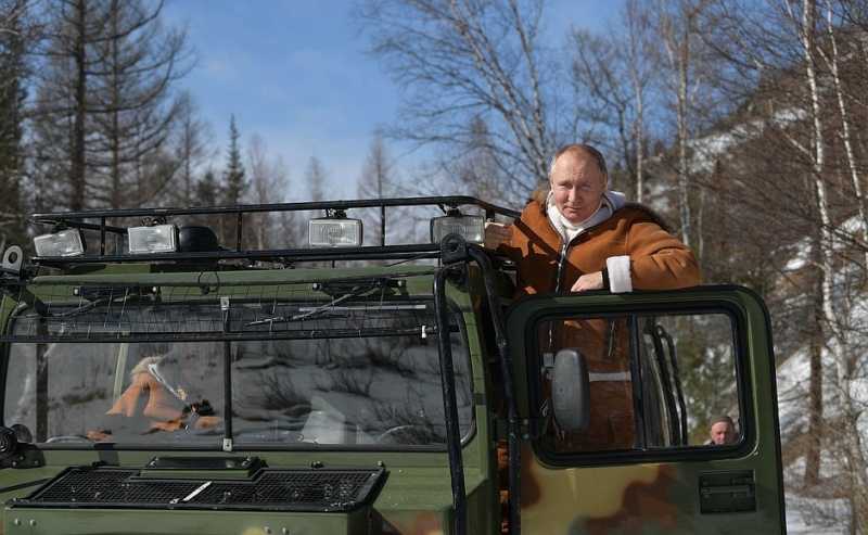 Кремль опубликовал кадры, как Путин катает Шойгу по тайге