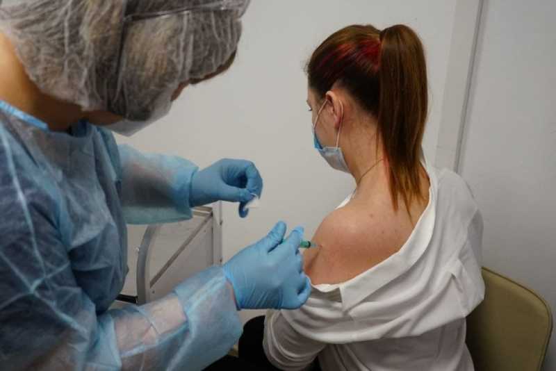Полный курс вакцинации от COVID прошли более 210 тысяч петербуржцев