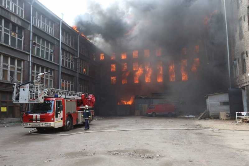Пострадавшие при тушении здания Невской мануфактуры пожарные получат материальную помощь от города |