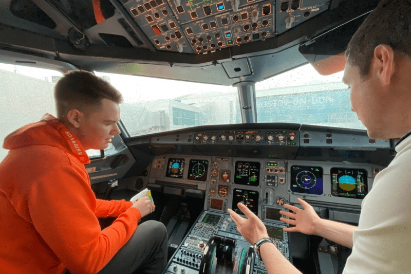 Авиакомпания "Россия" провела экскурсию для девятиклассника, выигравшего конкурс "Большая перемена"
