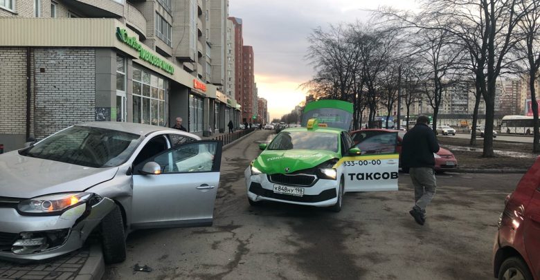 На Маршала Жукова 41 водитель таксовичкоф заезжал во двор со стороны Ленинского проспекта, а…