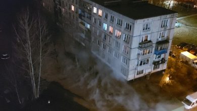 Произошел прорыв горячей воды на газоне у Пражской 7к.2