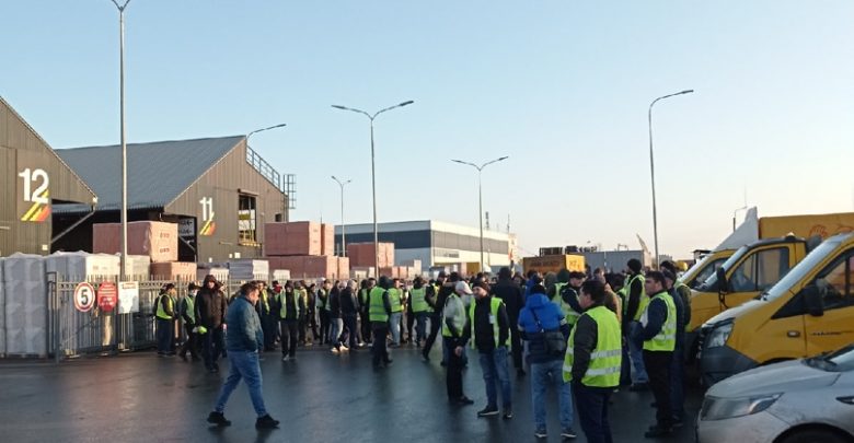 Забастовка водителей «Петрович» на Таллинском шоссе. Водители требуют достойных условий труда. Руководство базы вышло…