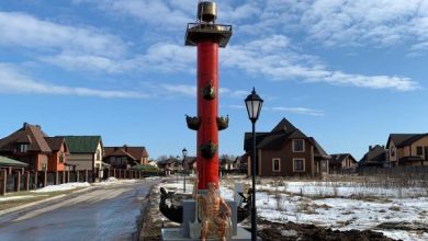 В коттеджном посёлке «Петровское Барокко» во Всеволожском районе Ленобласти установили копию-макет Ростральной колоны