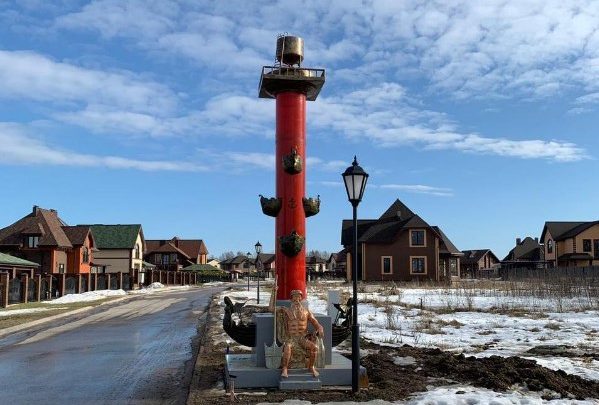 В коттеджном посёлке «Петровское Барокко» во Всеволожском районе Ленобласти установили копию-макет Ростральной колоны
