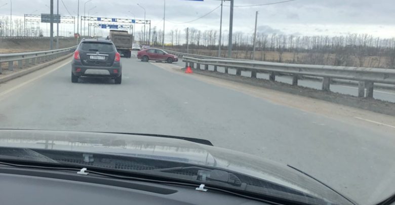 На Красносельском шоссе в районе развязки со стороны Пушкина Камаз столкнулся с легковушкой