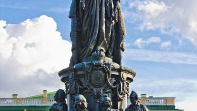 Надо знать: кто сидит у ног императрицы Екатерины Второй Проходя по площади Островского, невозможно…