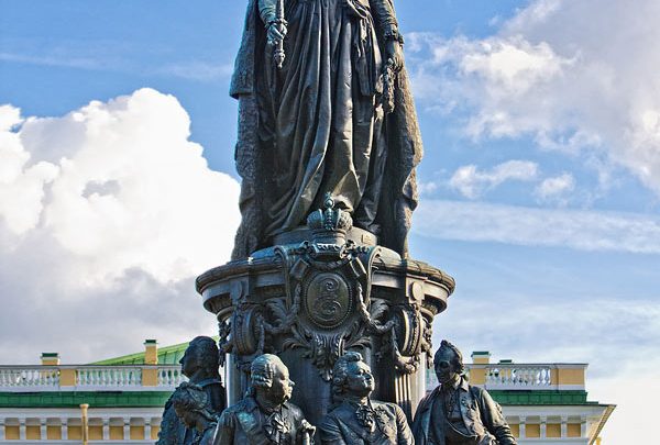 Надо знать: кто сидит у ног императрицы Екатерины Второй Проходя по площади Островского, невозможно…