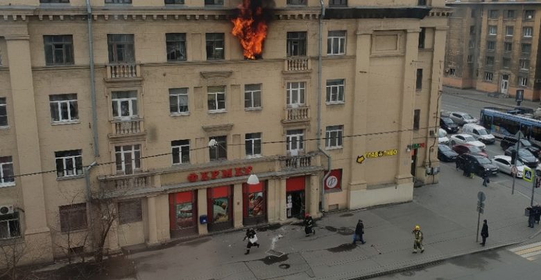 Пожар на 4 этаже в доме 7/7 на Заневском проспекте. В коммунальной 5-комнатной квартире…