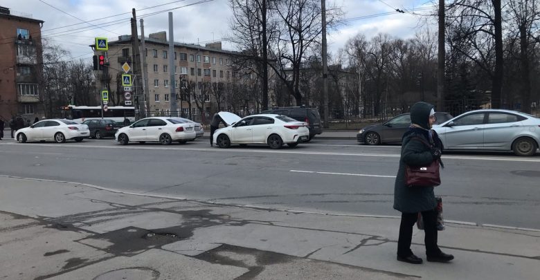 На Седова, перед перекрестком с проспектом Елизарова судя по всему стоит сломанная КИА без…