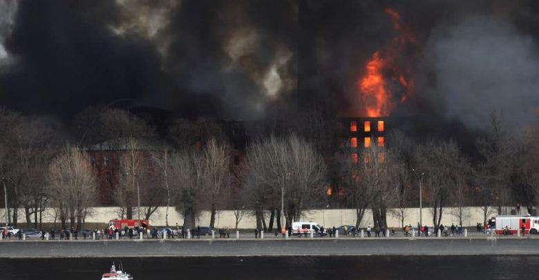 Как горит здание фабрики «Невская мануфактура» на Октябрьской набережной. Фото: Давид Френкель