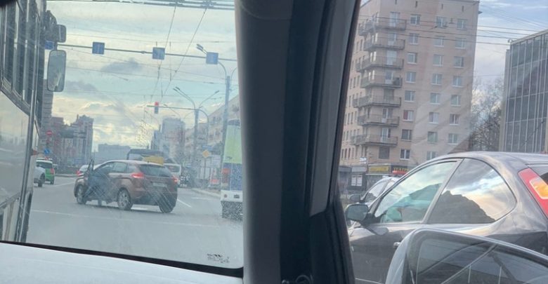 Автобус и Лада стукнулись на пересечении Ленинского и бульвара Новаторов. Пробка на 30 минут