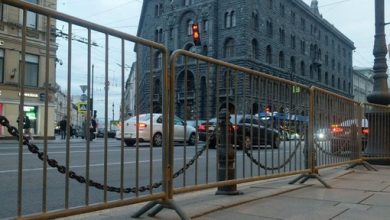 Сотрудники коммунальных служб установили заборы на Невском проспекте и Дворцовой площади