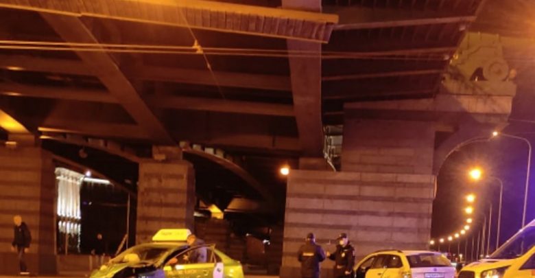 Под Ушаковском мостом в час ночи произошло ДТП Похоже, что такси развернулся через сплошную…