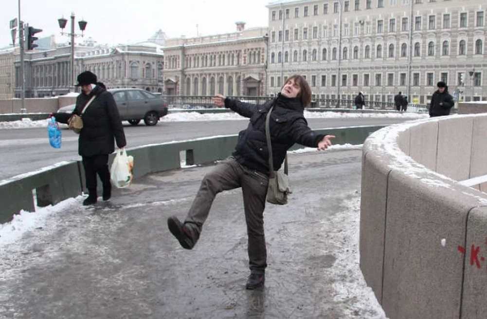 Упал на тротуаре. Санкт-Петербург гололед. Скользко на улице. Гололед в Питере. Зимой в Питере гололед.