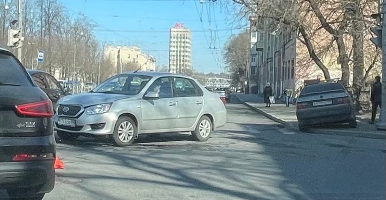 ДТП на пересечении Лесного и Александра Матросова. У Фольксвагена вырвано колесо, кроме машин сильно…