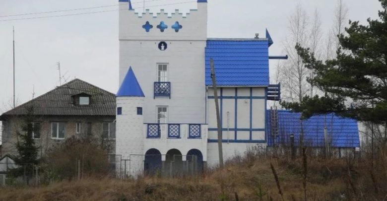 Замок с башенками возле птицефабрики в Синявино Удивительный бело-голубой замок расположен рядом с облезлыми…