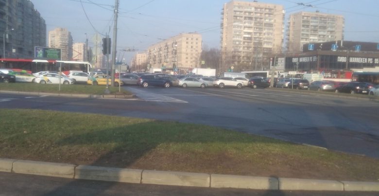 На перекрестке пр. Славы и Бухарестской не работает светофор (на Бухарестской всё время красный)…