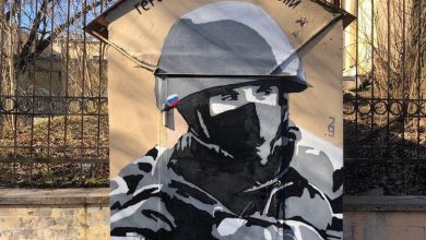 На Петроградской стороне появился стрит-арт с надписью «Герой нашего времени», на котором изображен силовик…