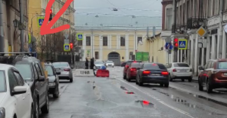 Дорожные рабочие на Петроградке разбили стекло водителю, не заметившему временный знак-«кирпич». UPD. Появившееся позже…