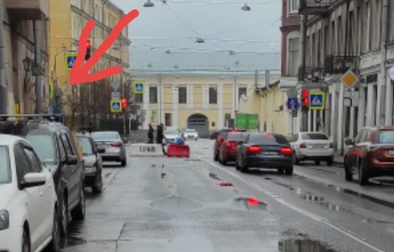 Дорожные рабочие на Петроградке разбили стекло водителю, не заметившему временный знак-«кирпич». UPD. Появившееся позже…